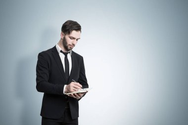 Defter mavi duvarının yakınında olan adam