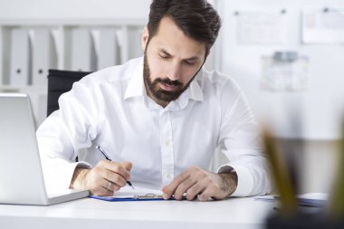 Sakallı işadamı yazma