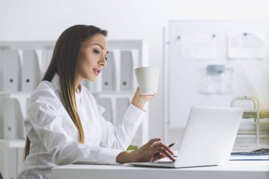 Yöneticisi ile kahve onun işyerinde