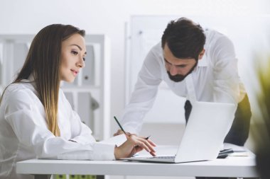 Yazma erkek ve kadın laptop çalışma