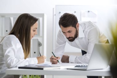 Yazma ve konuşan kadın ve erkek