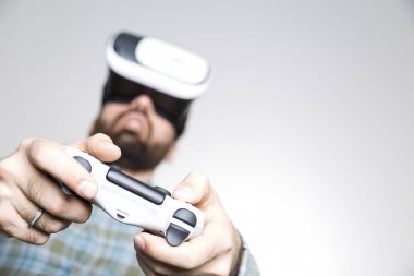 Adam'ın denetleyicisi ve vr ile gözlük eller