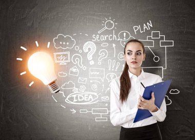 Sıkı kadının yanına ampul beton duvar