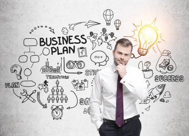 Sakallı adam kırmızı kravat ve iş planı kroki