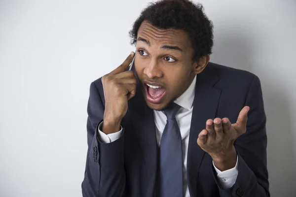 African American man op de telefoon uit te leggen — Stockfoto