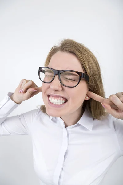 Mulher loira em óculos com dedos nas orelhas — Fotografia de Stock