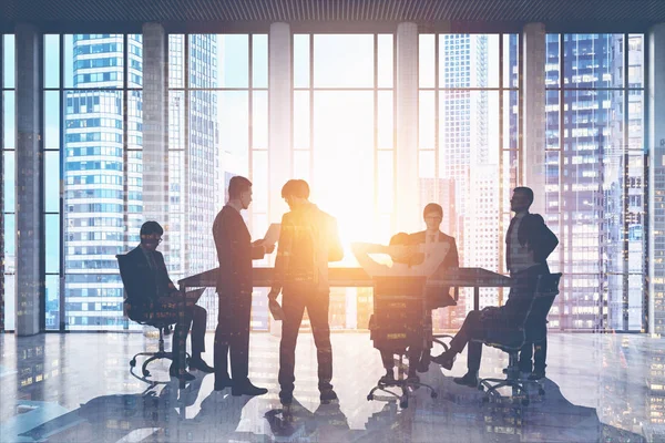 Geschäftsleute treffen sich im Wolkenkratzer — Stockfoto