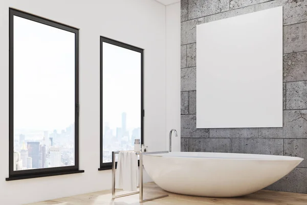 Ванна кімната з білою ванною і плакатом — стокове фото