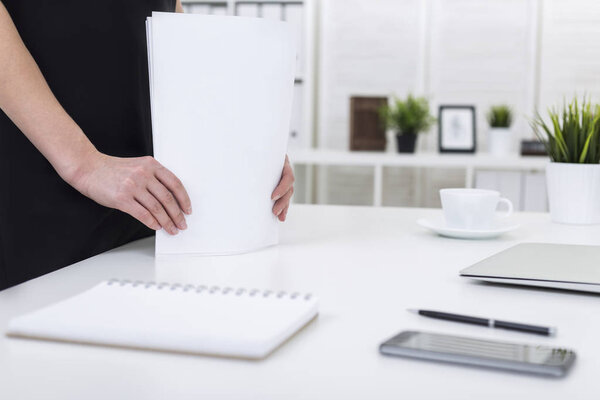 Женские руки с пачкой бумаг
