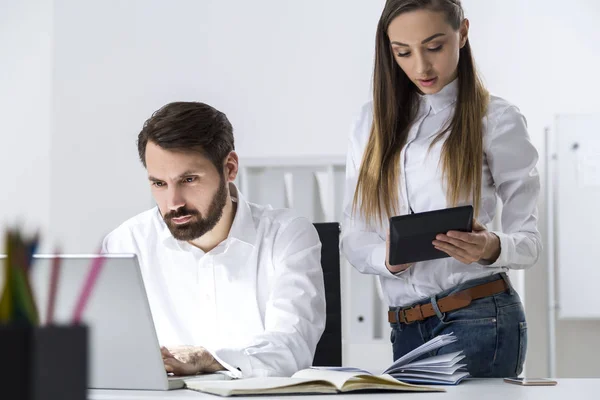 Chef und Sekretärin schauen sich Talbet an — Stockfoto