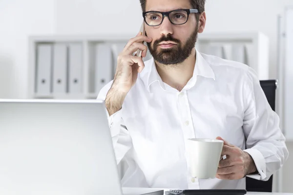 Gerente com café no telefone — Fotografia de Stock