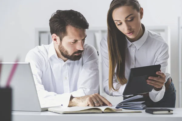 Jefe con libro y secretario con calculadora —  Fotos de Stock