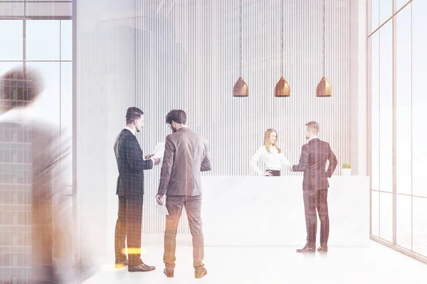 Le persone in giacca e cravatta sono in un corridoio dell'ufficio. Coppia di loro è in piedi vicino a una reception bianca. Rendering 3D. Scherza. Immagine tonica. Doppia esposizione — Foto Stock