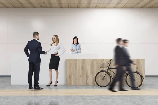 Colegas en oficina con recepción de madera — Foto de Stock