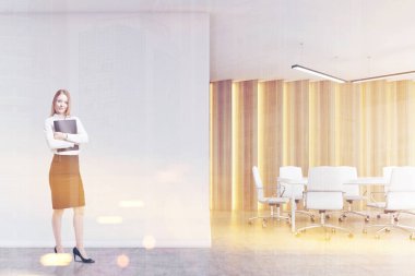 Bir toplantı odası tonda sarışın kadın