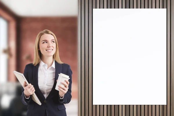 Χαμογελαστό κορίτσι του Μποντ κοντά αφίσα σε ένα καφέ — Φωτογραφία Αρχείου