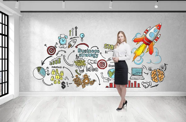 Jonge vrouw met koffie en zakelijke strategie — Stockfoto