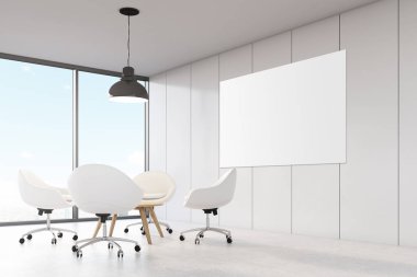 Oda beyaz duvarları, geniş panoramik pencere siyah tavan lamba asılı beyaz Ofis koltukları tarafından çevrili bir sehpa üzerinde.