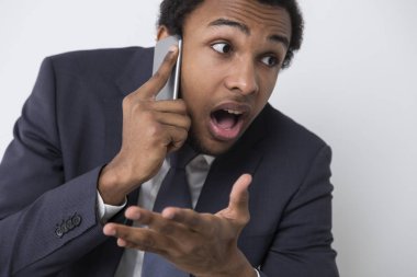 Şaşırmış gibi Afrika kökenli Amerikalı işadamı.