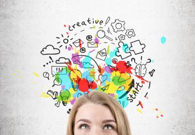 Bir kadının baş kapatın. O beton duvara çizim fikir kadar parlak bir yaratıcı başlangıç bakıyor. 