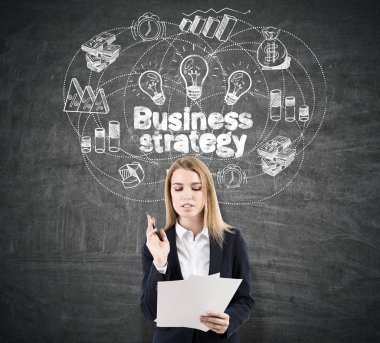 Sarışın bir kadın portresi paketi kağıtları ile.