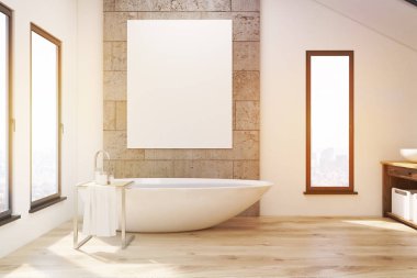 Bir banyo iç dar windows, ahşap küvet, beton ve beyaz duvarlar ve bir raf üzerinde büyük dikey posteri duran.