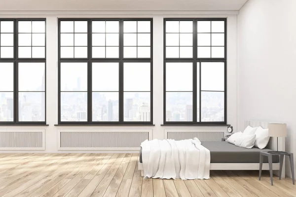 Vista lateral de un dormitorio principal con una cama, dos mesitas de noche y tres grandes ventanales en una pared blanca. renderizado 3d. Prepárate. . — Foto de Stock