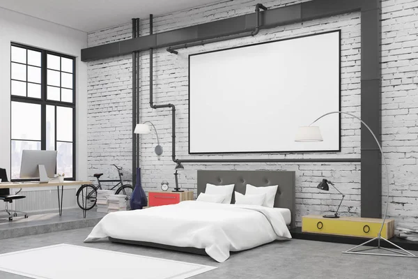 Вид збоку інтер'єру спальні з білими стінами і плакатом на них. Є велике ліжко, крісло, дві лампи і барвисті тумбочки . — стокове фото