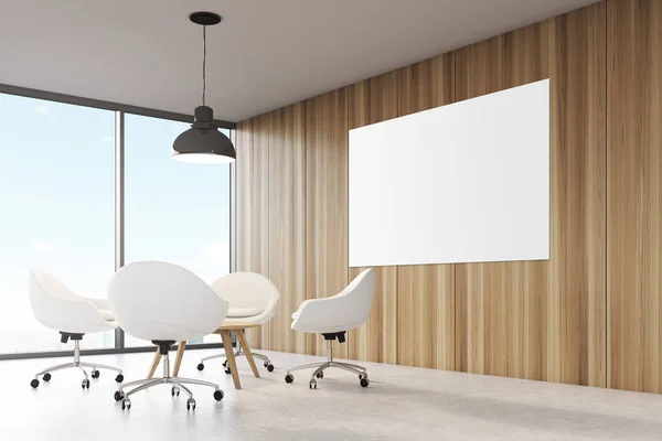 Habitación con paredes de madera, gran ventana panorámica una lámpara de techo negro colgando por encima de una mesa de café rodeado de sillas de oficina blancas . —  Fotos de Stock