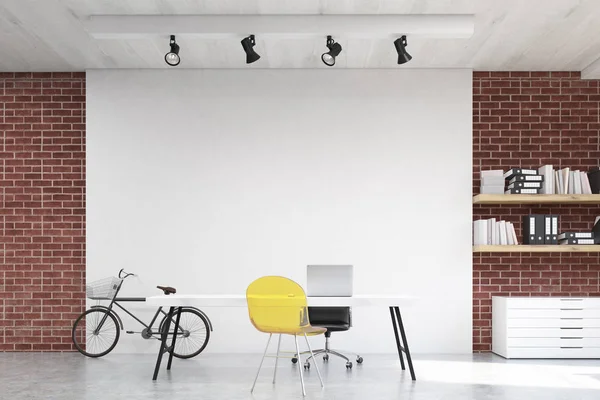 Frontansicht des Home Office mit gelbem Sofa. — Stockfoto