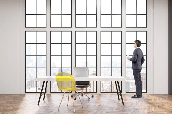Διευθύνων Σύμβουλος στο χώρο εργασίας του με λευκό γραφείο, μια καρέκλα γραφείου και μια καρέκλα διαφανές κίτρινο επισκεπτών. Μεγάλα παράθυρα που εκτελούνται στο παρασκήνιο. — Φωτογραφία Αρχείου