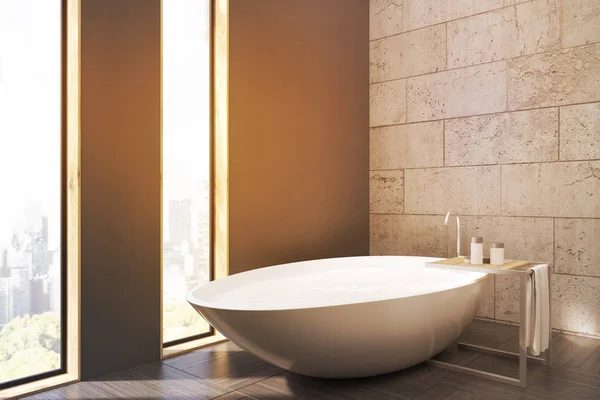 Vue latérale d'une salle de bain avec fenêtres étroites, baignoire blanche, murs en béton et sol en bois. Rendu 3d . — Photo