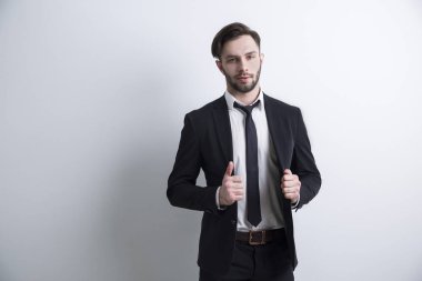 Kendine güvenen sakallı işadamı