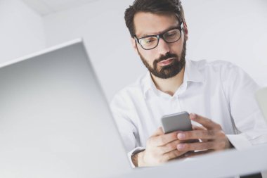 Adam telefonuna kısa mesaj okuma