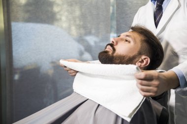 Kesilmiş saçları olan biri yakın çekim