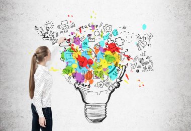 Sarışın kadın renkli bir ampul çizim