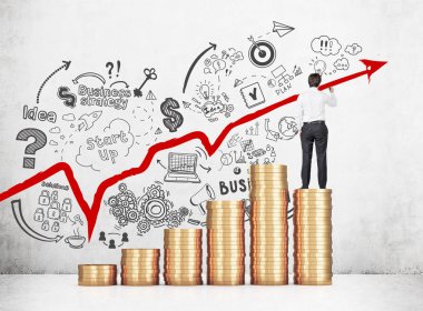 Adam bir grafik çizim sikke yığını üzerinde
