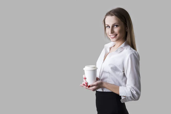 Mujer de negocios sonriente con una taza de café — Foto de Stock