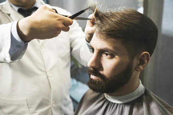 Close up of a man having his hair cut — Stock Photo, Image