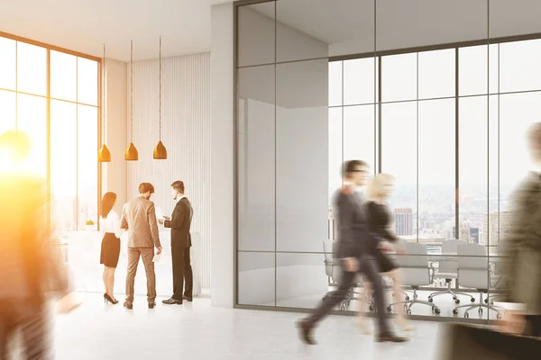 Gente caminando en la oficina — Foto de Stock