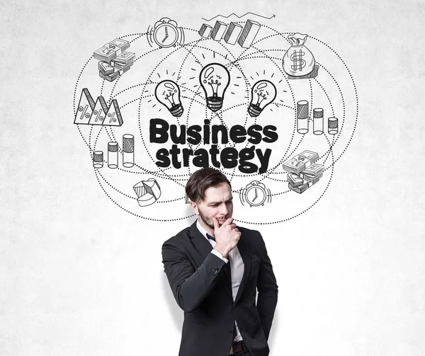 Hombre reflexivo y esbozo de estrategia de negocio — Foto de Stock