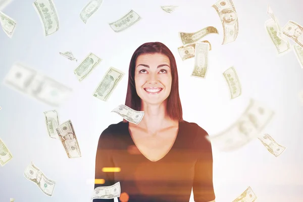 Mujer feliz en negro, billetes de dólar cayendo — Foto de Stock