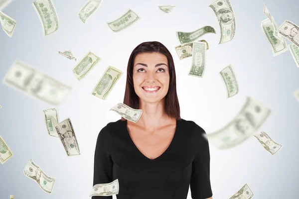 Mujer feliz con el pelo negro, billetes de dólar cayendo — Foto de Stock