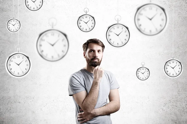 Бородатий чоловік і кишенькові годинники — стокове фото