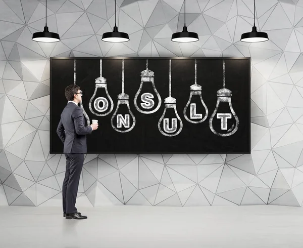 Affärsman som tittar konsultera glödlampor — Stockfoto