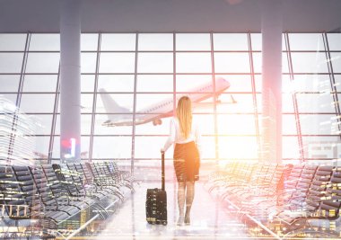 Havaalanı içinde kadın arkadan görünüş