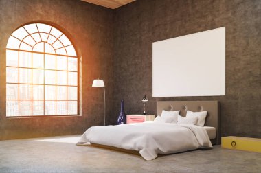 Yan görünüm karanlık beton duvarlar bir yatak odası. İşte bir yay şeklinde pencere ve büyük bir yatay posteri