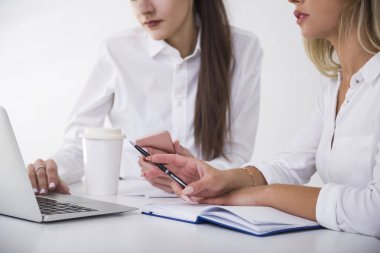 Ofiste iki genç bayan var..