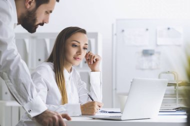 Sakallı adam ve ofiste çalışan bir kadın