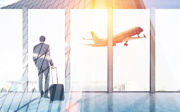 Vista posteriore dell'uomo d'affari in aeroporto — Foto Stock